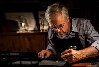 尊皇手表表蒙有划痕如何处理（手表表蒙划痕维修方法总汇）